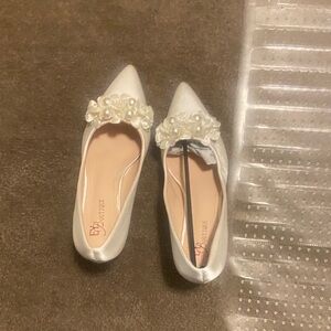 Elegant White Women's Shoes with Pearl Detail